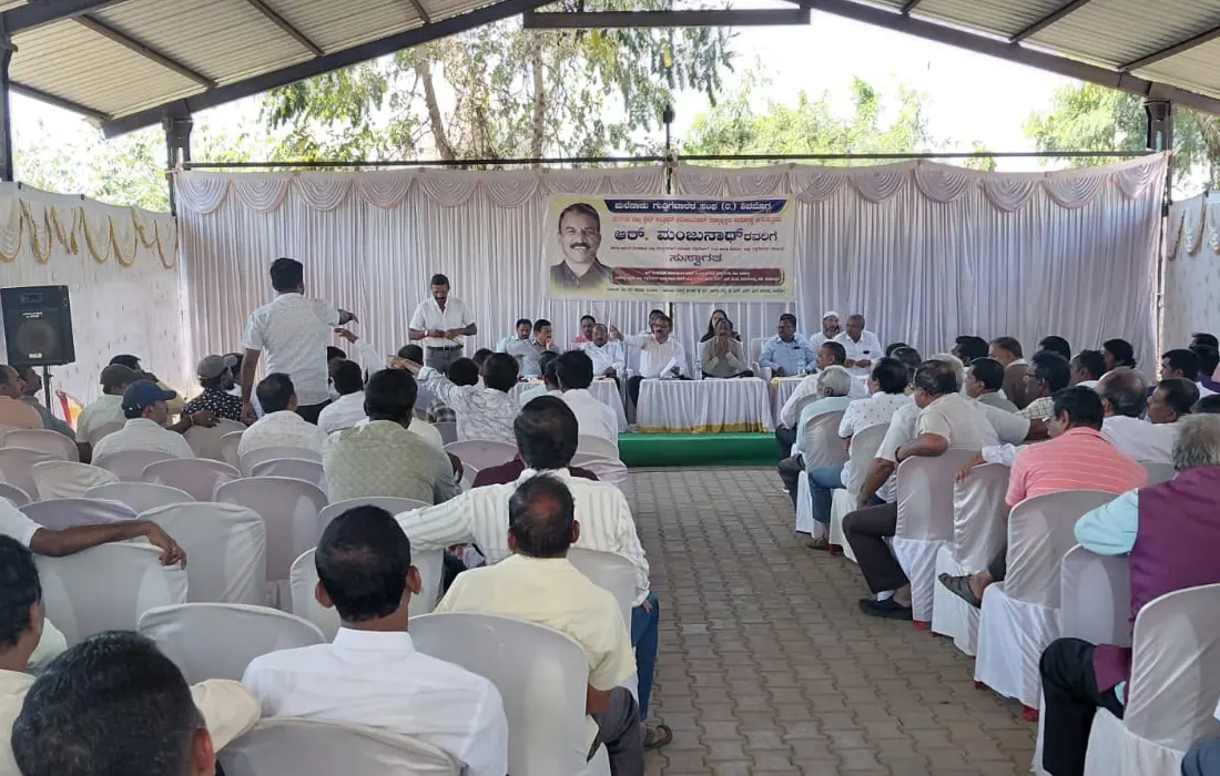 Manjunath Rudraiah addressing a Karnataka State Contractors Association (KSCA) contractors convention attended by association members and contractors to discuss industry development, leadership and contractor welfare in Karnataka.