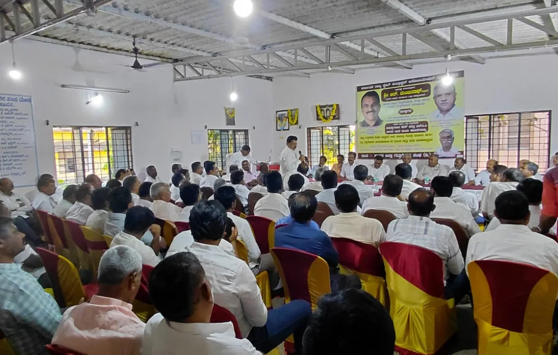 Manjunath Rudraiah addressing a Karnataka State Contractors Association (KSCA) general body meeting attended by contractors, office bearers and members to discuss industry issues and contractor welfare.
