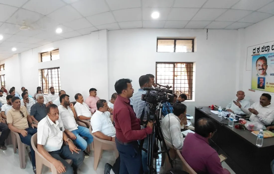 Manjunath Rudraiah addressing a Karnataka State Contractors Association (KSCA) district meeting attended by contractors, media representatives and association members during a leadership interaction.