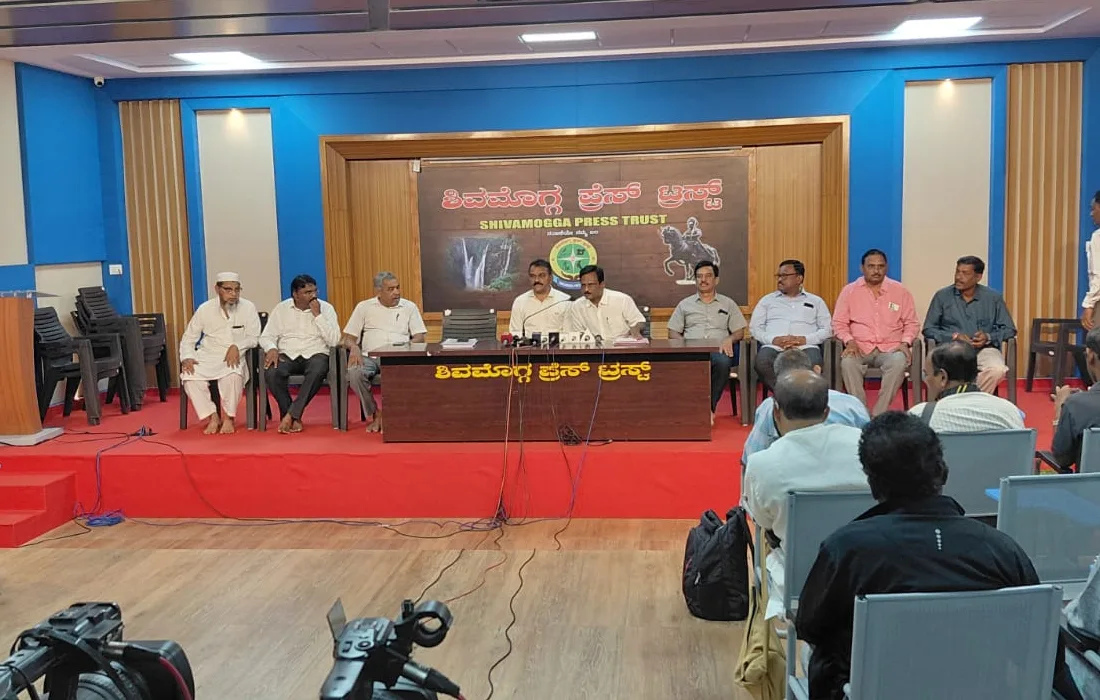 Manjunath Rudraiah addressing a press conference at Shivamogga Press Trust on behalf of the Karnataka State Contractors Association (KSCA), discussing contractor welfare and infrastructure development.